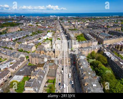 Vista aerea di Leith Walk con le nuove tracce del tram a Edimburgo, Scozia, Regno Unito Foto Stock