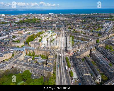 Vista aerea di Leith Walk con le nuove tracce del tram a Edimburgo, Scozia, Regno Unito Foto Stock