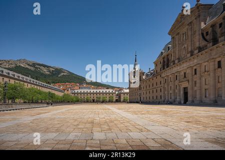 Sito reale di San Lorenzo de El Escorial con vista della città e del Monte Abantos - San Lorenzo de El Escorial, Spagna Foto Stock