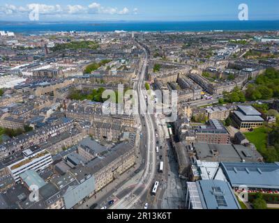 Vista aerea di Leith Walk con le nuove tracce del tram a Edimburgo, Scozia, Regno Unito Foto Stock