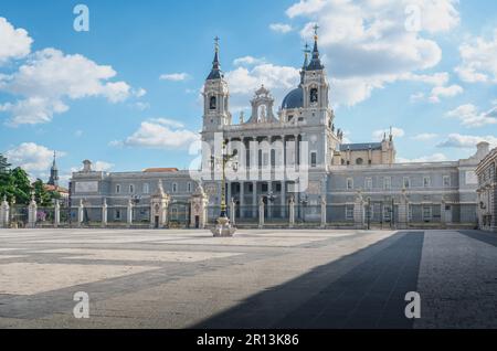 Cattedrale dell'Almudena in Plaza de la Armeria (Piazza dell'Armeria) - Madrid, Spagna Foto Stock
