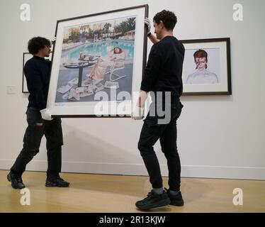 Tecnici della galleria che gestiscono una fotografia di Terry o'Neill, Faye Dunaway, Hollywood, 1977, con una stima di £ 10.000-15.000, in mostra a Phillips, Londra, durante una telefonata fotografica per una collezione privata di opere di fotografi del 20th e del 21st ° secolo, prima di essere offerti per la vendita dalla casa d'aste. Data immagine: Giovedì 11 maggio 2023. Foto Stock