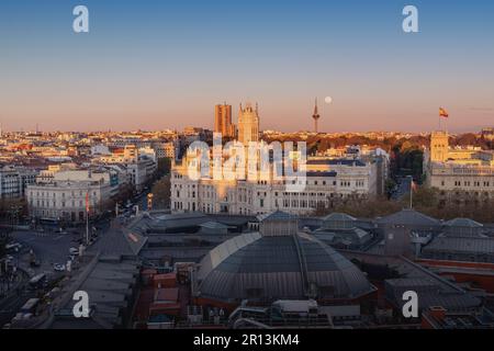 Veduta aerea di Madrid al tramonto con Palazzo Cibeles - Madrid, Spagna Foto Stock