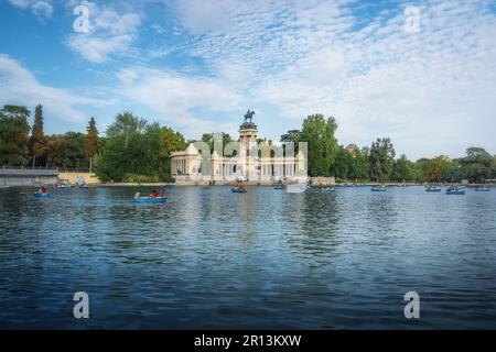 Retiro Park Lago e Monumento a Alfonso XII - Madrid, Spagna Foto Stock