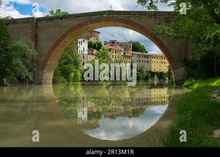 Vista sul Ponte della Concordia, antico ponte romano sul fiume Metauro nel centro di Fossombrone, Marche, Italia, Europa Foto Stock