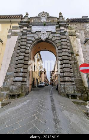 L'antica porta di Borgo è il punto di accesso al borgo principale di Montefiascone, Viterbo, Italia Foto Stock