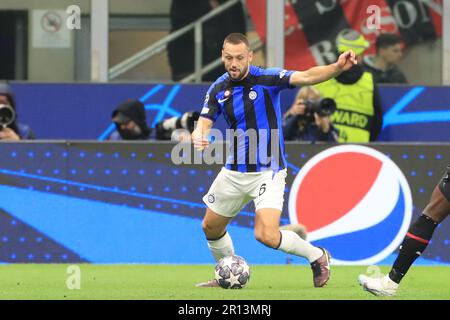 10th maggio 2023; Stadio San Siro, Milano, Italia, Champions League Football, Semifinale, prima tappa, AC Milan contro Inter Milan; Stefan de Vrij dell'Inter Milan Foto Stock