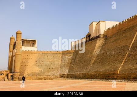 l'ingresso cerimoniale e le imponenti mura merlate dell'arca di bukhara Foto Stock