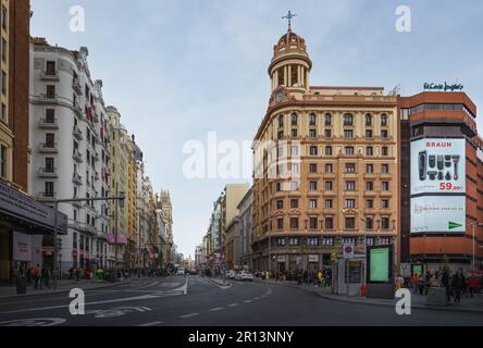 Gran Via e edificio la Adriatica in Plaza de Callao - Madrid, Spagna Foto Stock