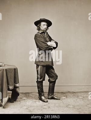 Generale George Custer, U.S. Army -a lunghezza piena in piedi.annotazione dal negativo, graffiato su emulsione: Genl. Custer, 510, 13239; a matita: Gen Custer. Fotografato tra 1860 e 1865. Foto Stock