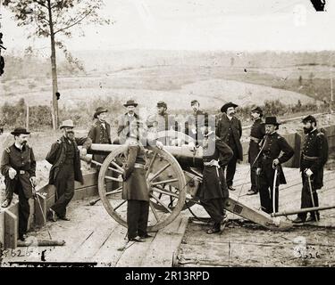 Il generale William T. Sherman, appoggiandosi alla violazione della pistola, e il personale al Forte Federale No. 7- Atlanta, GA. Fotografia della guerra in Occidente. Queste fotografie sono di Sherman ad Atlanta, settembre-novembre, 1864. Dopo tre mesi e mezzo di manovre incessanti e combattimenti molto duri, Sherman forzò Hood ad abbandonare il centro delle munizioni della Confederazione. Sherman rimase lì, riposando i suoi uomini consumati dalla guerra e accumulando rifornimenti, per quasi due mesi e mezzo. Foto Stock