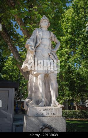 Statua del re Alfonso II delle Asturie in Plaza de Oriente - Madrid, Spagna Foto Stock