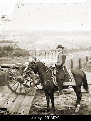 Gen. William T. Sherman a cavallo a Fort Federale n. 7-Atlanta, Ga. Fotografia della guerra in Occidente. Queste fotografie sono di Sherman in Atlanta, September-November, 1864. Dopo tre mesi e mezzo di manovra incessante e molto duri combattimenti, Sherman cappa forzati ad abbandonare le munizioni centro della Confederazione. Sherman è rimasto lì, appoggiando la sua guerra-indossato gli uomini e l'accumulo di materiali di consumo, per quasi due mesi e mezzo. Durante l'occupazione, George N. Barnard, fotografo ufficiale dell'Ingegnere Capo dell'Ufficio, ha fatto il miglior documentario record della guerra in Occidente. Foto Stock