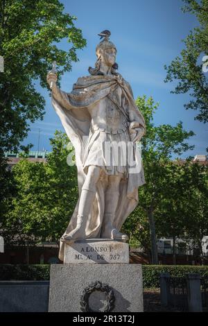 Statua del re Alfonso i delle Asturie in Plaza de Oriente - Madrid, Spagna Foto Stock