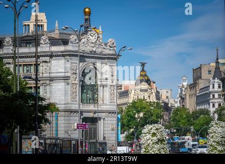 Calle de Alcala con la Banca di Spagna (Banco de España) e Metropolis Building - Madrid, Spagna Foto Stock