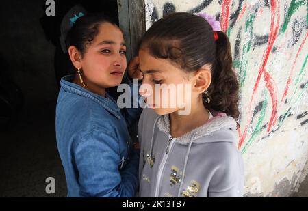 Rafah, Gaza. 11th maggio, 2023. Le ragazze palestinesi piangono durante i funerali dei loro parenti del comandante islamico della Jihad Ali Ghali e di suo fratello Mahmoud, uccisi in uno sciopero israeliano, a Khan Yunis, nella striscia di Gaza meridionale giovedì 11 maggio 2023. Foto di Ismael Mohamad/UPI Credit: UPI/Alamy Live News Foto Stock