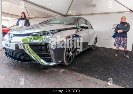 Toyota Mirai veicolo a celle a combustibile a idrogeno, FCV, auto, al Goodwood Festival of Speed automobilismo evento nel 2016. Carrozzeria con finitura a specchio Foto Stock