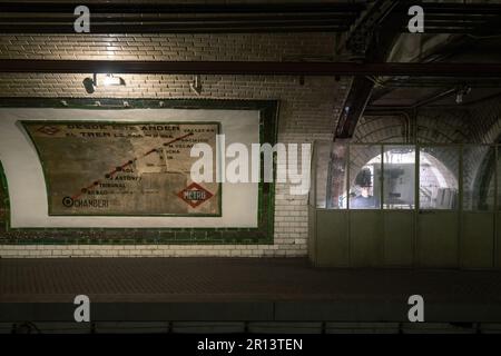 Piattaforma di ex Chamberi Stazione di Madrid Metropolitana con vecchie stazioni della metropolitana Mappa - Madrid, Spagna Foto Stock