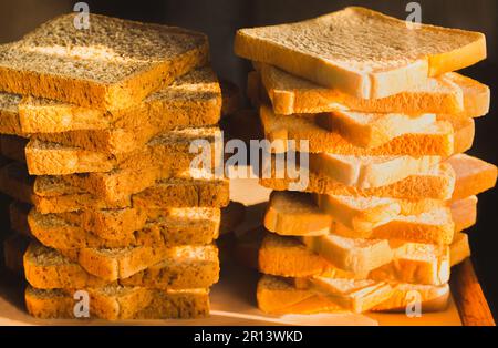 Fette nutrienti di pane appena sfornato in cucina. Foto Stock