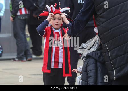 I tifosi arrivano presto davanti alla sfilata promozionale della United Premier League di Sheffield al municipio di Sheffield, Regno Unito, 11th maggio 2023 Foto Stock