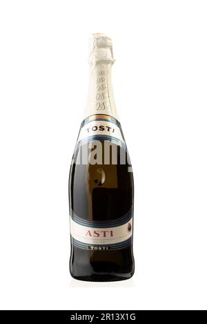 3 maggio 2023, Mosca, Russia: Bella vista di una bottiglia di champagne ASTI isolato su uno sfondo bianco. Prodotto da Tosti, Italia. Foto Stock
