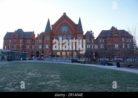 Cincinnati, Ohio / USA - 28 dicembre 2017: Lo storico edificio della Music Hall, completato nel 1878, viene mostrato durante il giorno. Foto Stock