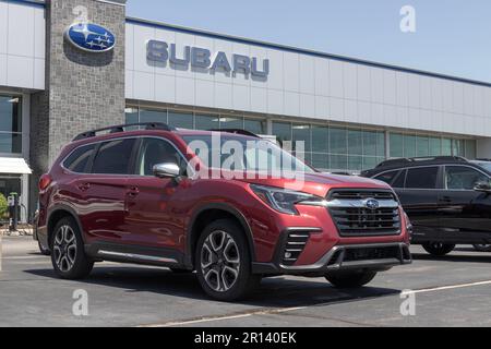 Indianapolis - circa Maggio 2023: Esposizione Subaru Ascent presso una concessionaria. Subaru offre la salita nei modelli base, Premium, Onyx e Touring. Foto Stock