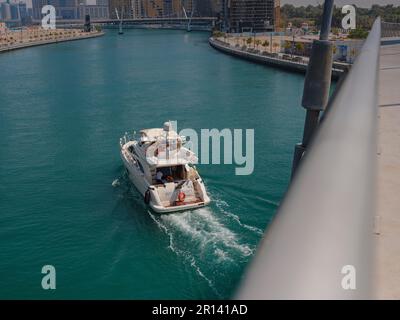 25 marzo 2023, Dubai, Emirati Arabi Uniti: Vista dal Ponte di tolleranza su yacht d'acqua e a vela Foto Stock