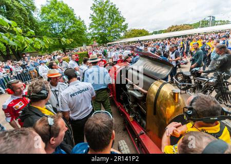 Fiat S76, soprannominata "la Bestia di Torino", al Goodwood Festival of Speed 2016 Motorsport, West Sussex, Regno Unito. F1 ingegneri che guardano Foto Stock