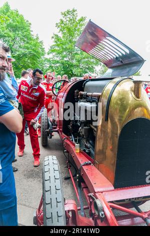 Fiat S76, soprannominata "la Bestia di Torino", al Goodwood Festival of Speed 2016 Motorsport, West Sussex, Regno Unito. Ferrari F1 ingegnere motore di visualizzazione Foto Stock