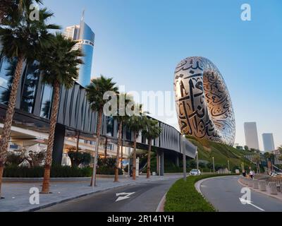 25 marzo 2023, Dubai, Emirati Arabi Uniti: Museo del futuro. Vista dell'ora del tramonto. Prospettiva ravvicinata unica. Skyline della città. Sfondo urbano. viaggio turistico a futur Foto Stock