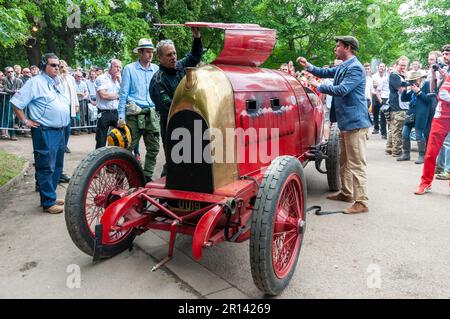 Fiat S76, soprannominata "la Bestia di Torino", al Goodwood Festival of Speed 2016 Motorsport, West Sussex, Regno Unito. Nell'area di assemblaggio Foto Stock