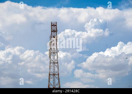 Torre per telecomunicazioni con cielo blu e nuvola bianca. Asta radio o satellite. Tecnologia di rete mobile 4g,5g. Foto Stock