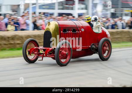 Fiat S76, soprannominata "la Bestia di Torino", al Goodwood Festival of Speed 2016 Motorsport, West Sussex, Regno Unito. Corsa su pista di salita Foto Stock