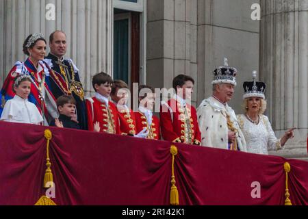 La famiglia reale britannica appare sul balcone di Buckingham Palace per il flypast il giorno dell'incoronazione del re Carlo III. Foto di Amanda Rose/Alamy Foto Stock