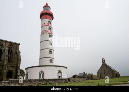 Il faro di Saint Mathieu e la Chapelle Notre-Dame des Grâces a Pointe Saint-Mathieu, Bretagna. Foto Stock