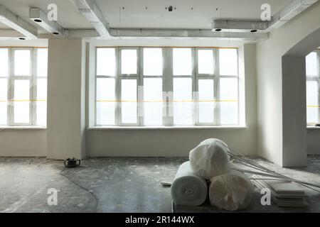 Rotoli di schiuma di polietilene sul pavimento vicino alle finestre della camera Foto Stock