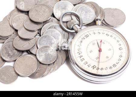 Il tempo è denaro. Cronometro e pile di monete indiane in rupie. Foto Stock