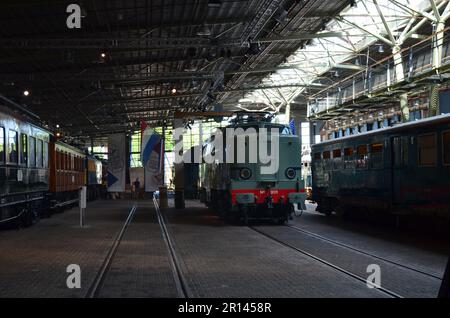 Utrecht, Paesi Bassi - 23 luglio 2022: Locomotiva elettrica in mostra allo Spoorwegmuseum Foto Stock