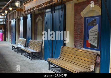 Utrecht, Paesi Bassi - 23 luglio 2022: Spoorwegmuseum. Posizione con panchine di legno alla stazione ferroviaria Foto Stock