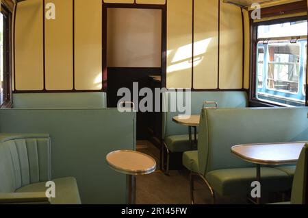 Utrecht, Paesi Bassi - 23 luglio 2022: Interno di auto da pranzo in Spoorwegmuseum Foto Stock