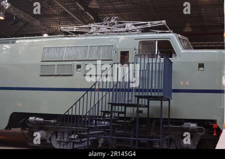 Utrecht, Paesi Bassi - 23 luglio 2022: Locomotiva elettrica in mostra allo Spoorwegmuseum Foto Stock