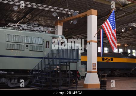 Utrecht, Paesi Bassi - 23 luglio 2022: Locomotiva elettrica in mostra allo Spoorwegmuseum Foto Stock