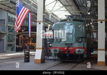 Utrecht, Paesi Bassi - 23 luglio 2022: Locomotiva elettrica in mostra allo Spoorwegmuseum Foto Stock