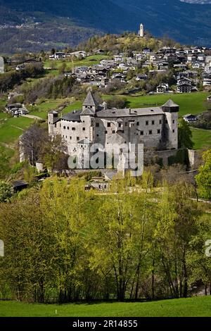 Il castello medievale di Presule/Prösels e il borgo tirolese di Fiè allo Sciliar/Völs am Schlern. Provincia di Bolzano, Trentino Alto Adige, Italia. Foto Stock