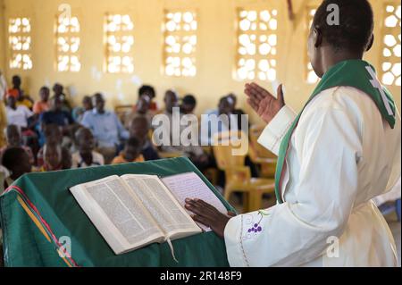 KENYA, Turkana, Lokichar, ACK Chiesa Anglicana del Kenya, Messa domenicale per il popolo turco, sacerdote turco femmina / KENIA, Turkana Volksgruppe, Anglikanische Kirche ACK, evangelischer Gottesdienst am Sonntag in der St. Pauls Kirche, weibliche Turkana Pfarrerin Foto Stock