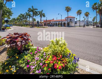 Fiori su West Venice Avenue nel centro di Venice Florida USA Foto Stock