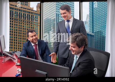 I dirigenti sono soddisfatti della chiusura di un nuovo accordo Foto Stock