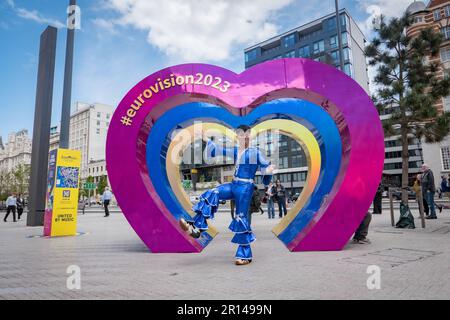 Liverpool, Inghilterra. 11th maggio 2023, Un uomo che indossa una tuta da salto blu sgargiante si posa per le foto durante la settimana Eurovision a Pier Head il 11th maggio 2023 a Liverpool, Inghilterra. Credit: Notizie SMP / Alamy Live News Foto Stock