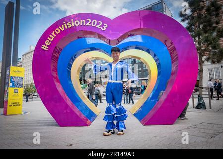 Liverpool, Inghilterra. 11th maggio 2023, Un uomo che indossa una tuta da salto blu sgargiante si posa per le foto durante la settimana Eurovision a Pier Head il 11th maggio 2023 a Liverpool, Inghilterra. Credit: Notizie SMP / Alamy Live News Foto Stock